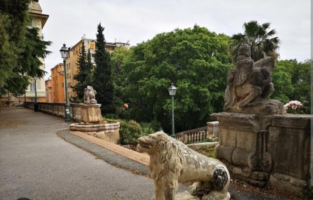Ampio Con 2 Posti Auto E Cortile