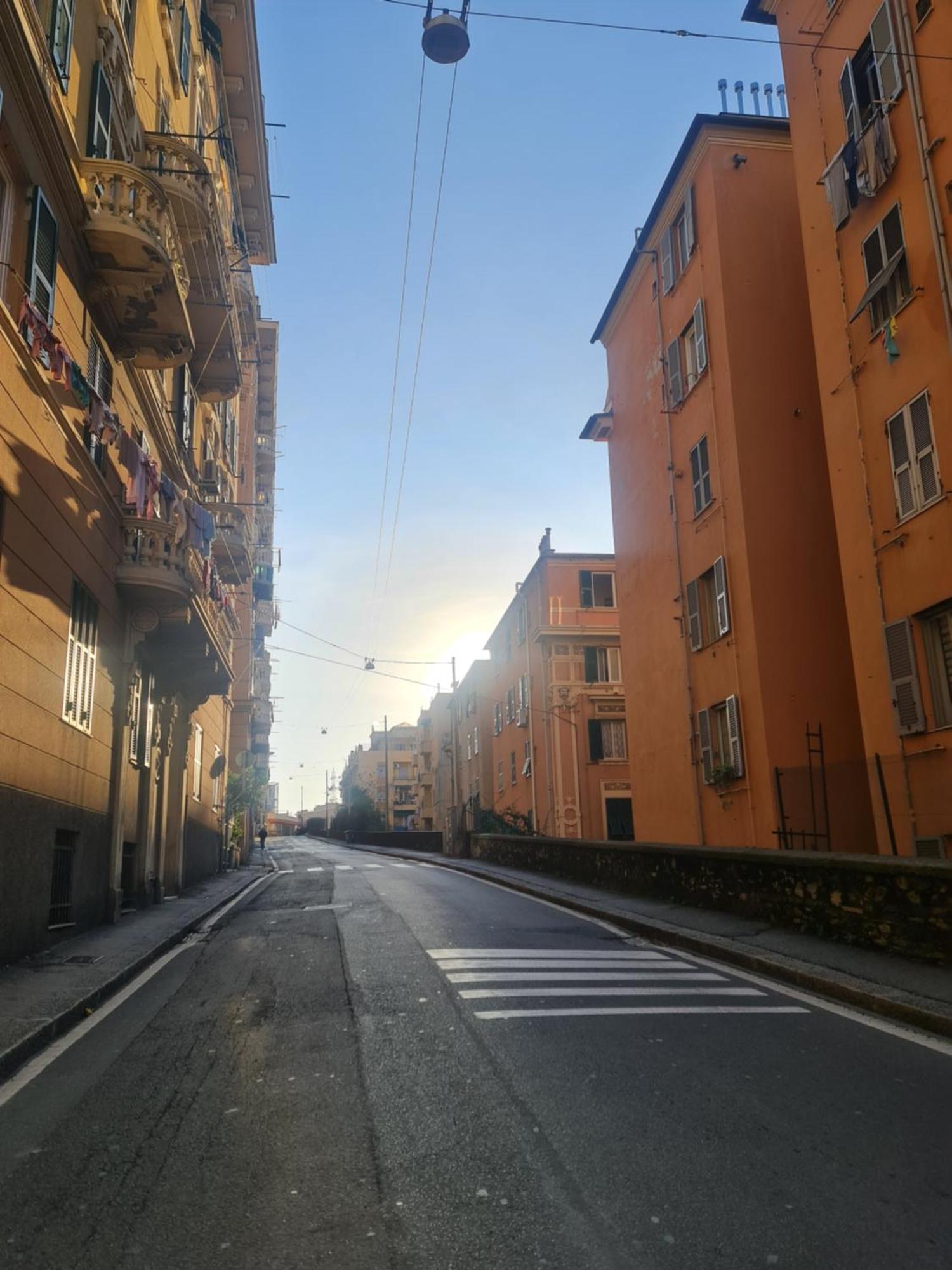 Ampio Con 2 Posti Auto E Cortile Appartamento