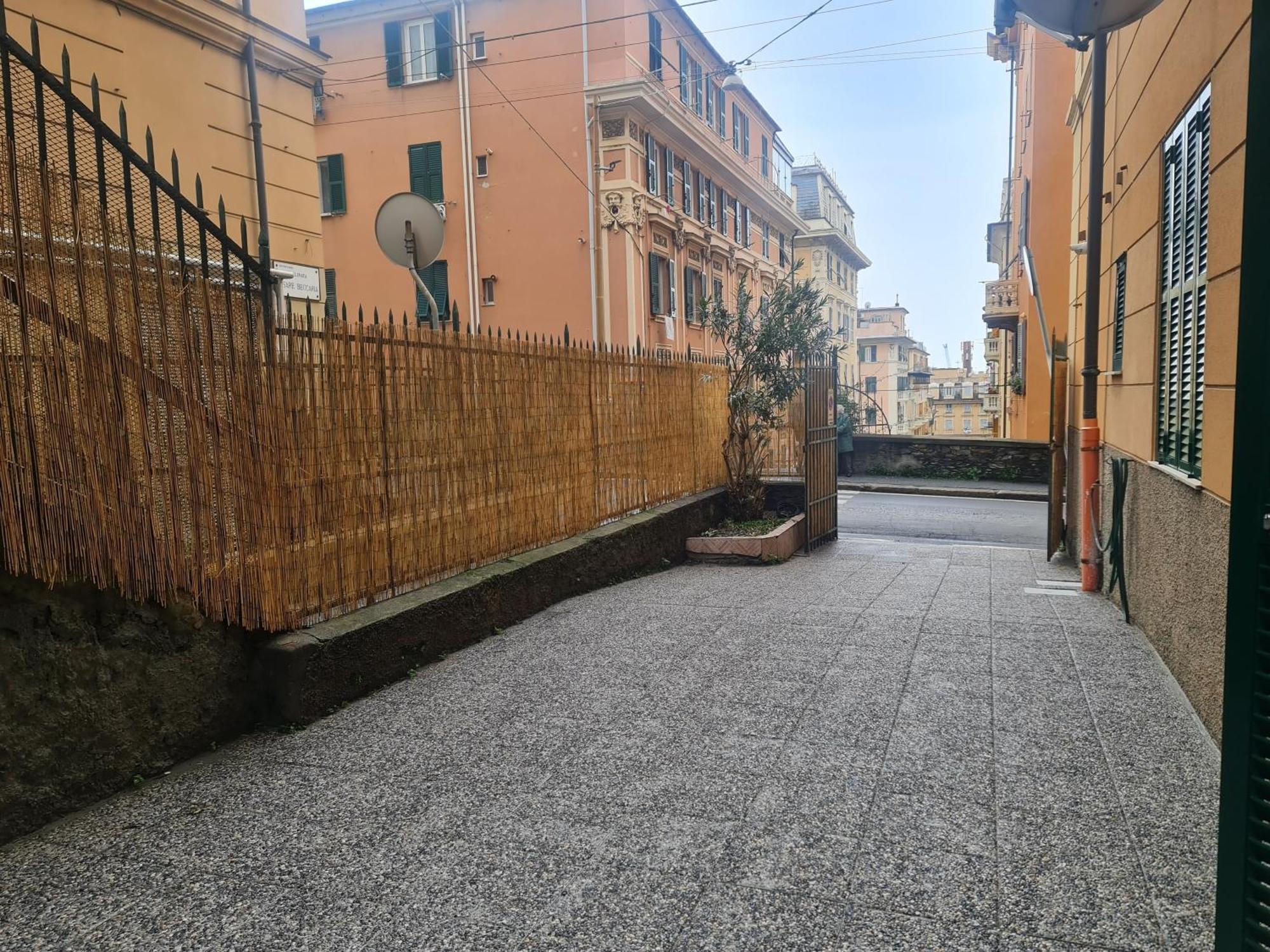 Ampio Con 2 Posti Auto E Cortile